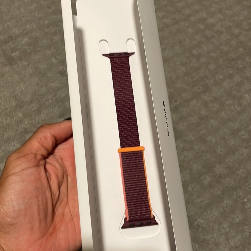 Apple 40 mm Plum Sport Loop band